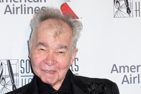 John Prine wurde noch im Februar mit einem Grammy für sein Lebenswerk ausgezeichnet. Am 7. April 2020 verstarb er im Alter v...