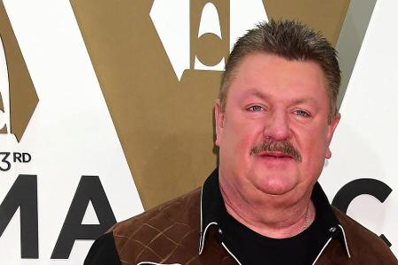 Neben John Prine verlor die Country-Welt mit Joe Diffie einen weiteren Star. Zwei Tage vor seinem Tod gab der Sänger bekannt...