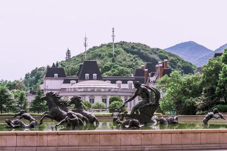 Zu sehen gäbe es einiges: Etwa wunderschöne Parkanlagen mit Brunnen, die an Versailles und den berühmten Sonnenkönig Ludwig ...