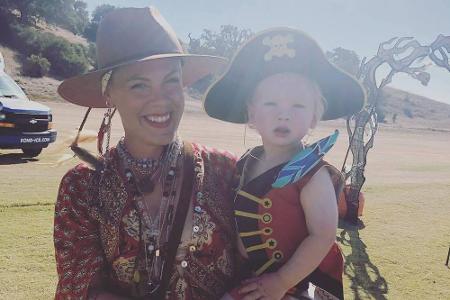 Sängerin Pink - mit Safari-Hut - zeigte sich auf Instagram mit ihrem kleinen Sohn Jameson. Und der präsentierte ein Piraten-...