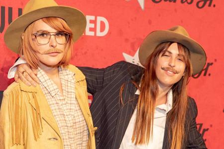 Scout und Rumer Willis, zwei der Töchter von Demi Moore und Bruce Willis, hielten es eher einfach und setzten auf Cowboy-Out...