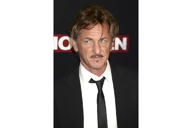 Hoppala, fast hätte es niemand mitbekommen: Sean Penn hat seine 31 Jahre jüngere Freundin Leila George geheiratet. Das wurde...