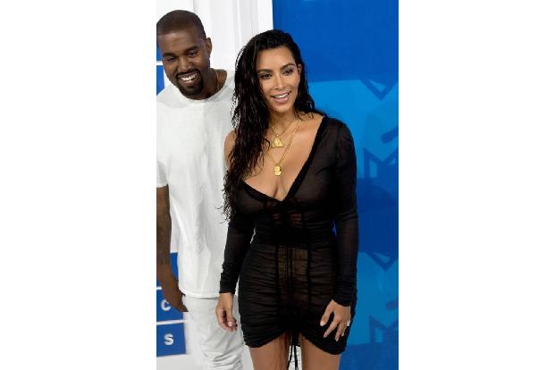 …am Folgetag auf Social Media, dass seine Frau Kim Kardashian ihn wegsperren lassen wolle. Kanye leidet an einer bipolaren S...