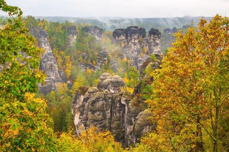 Die bizarren Felsformationen der Sächsischen Schweiz locken nicht nur im Sommer Wanderer an. Der Malerweg ist auch im Herbst...