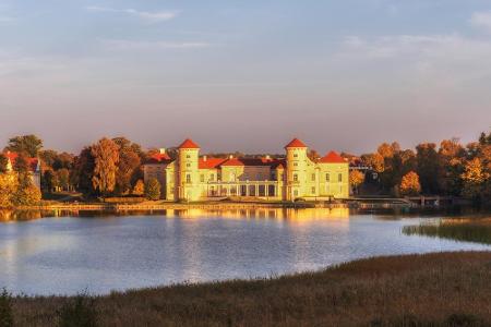 Das Ruppiner Land in Brandenburg wartet mit zahlreichen Seen auf, in deren glatter Oberfläche sich die farbenprächtigen Wäld...