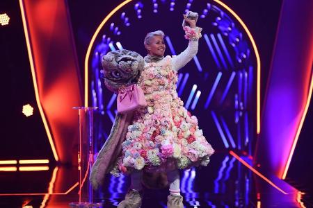 Das Rateteam besteht diesmal aus Sonja Zietlow (52), die schon selbst im Hasenkostüm steckte ...