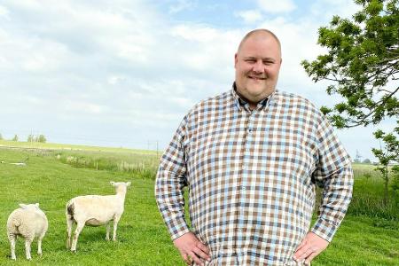Der 31-jährige Leif aus dem Landkreis Wesermarsch betreibt als Hobbybauer einen Hof, auf dem er Rassehühner züchtet. Der Sta...