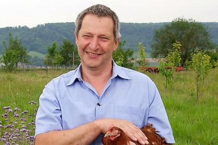 Auf Rüdigers Hof befinden sich 800 Legehennen, 100 Hühner, 30 bis 40 Puten und zehn Schweine. Der 53-jährige Acker- und Gefl...