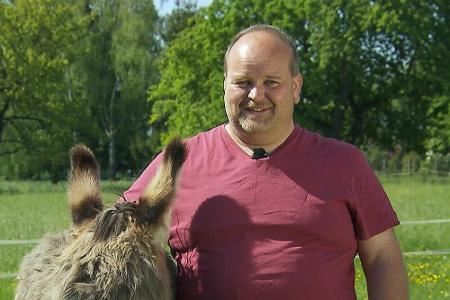 Neben dem Job bei einem städtischen Kanalbetrieb betreibt Thomas K. Holzhandel auf seinem Hof. Auf 20 Hektar Grünland hat er...