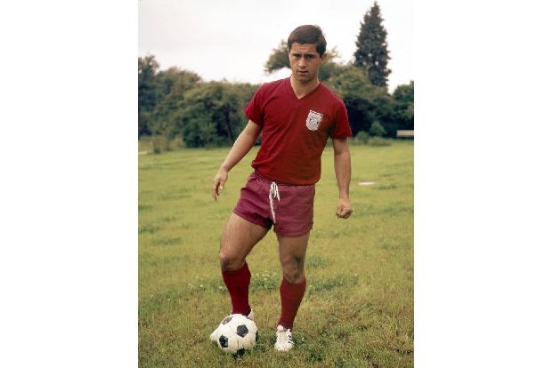 Na, wer ist hier in schlichtes Rot gekleidet? Richtig, Bayern-'Bomber' Gerd Müller. Mit einem heutigen Spielerportrait hat d...
