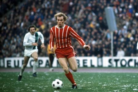 Hier fehlt doch was ... Ab der Spielzeit 73/'4 verzichtetet der FC Bayern darauf, sein Logo auf dem Trikot einsticken zu las...