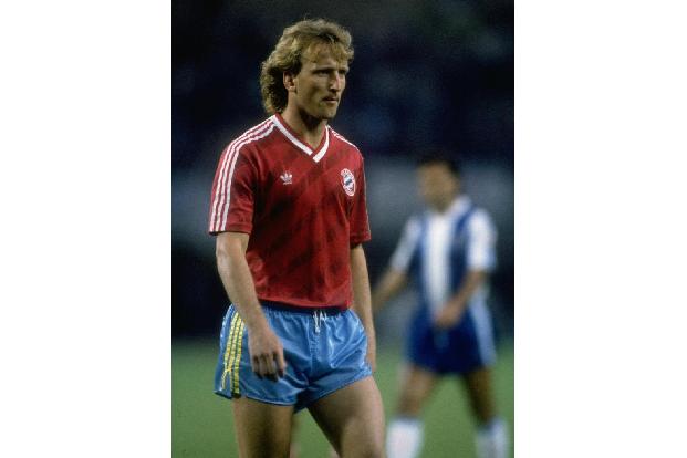 In der Spielzeit 1986/1987 laufen die Bayern, hier Andreas Brehme, nicht nur mit blauer Hose sondern auch wieder mit Logo au...