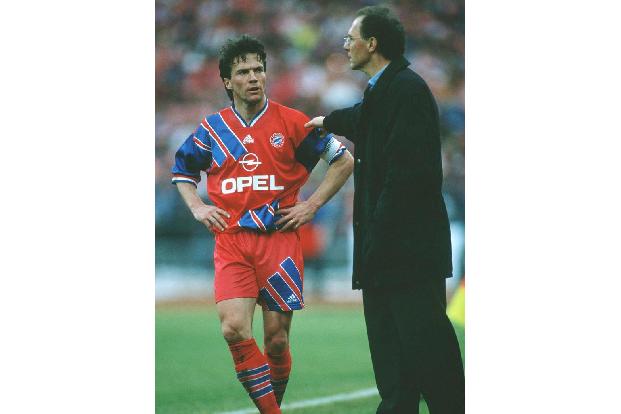 Lothar Matthäus (l.) berät sich mit Trainer Franz Beckenbauer. Optisch bricht das Trikot mit dem bisherigen schlichten Desig...