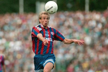 Wer sich an Jürgen Klinsmanns Tonnentritt erinnert, der kennt dieses ikonische Bayern-Gewand in Blau und Rot, längsgestreift.