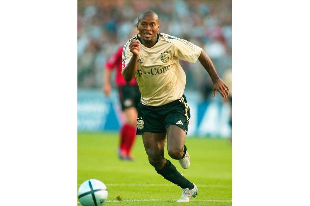 Anlässlich der 18. Meisterschaft werfen sich Zé Roberto und Co. mal so richtig in Schale. Das goldene Trikot ist eines der u...