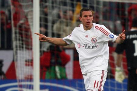 Nach nur einer Spielzeit in Schwarz geht es international wieder im weißen Gewand zur Sache. Lukas Podolski scheint's zu pas...