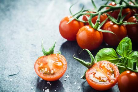 Die ideale Temperatur für die Aufbewahrung von Tomaten liegt bei 15 Grad. Somit ist klar: Der Kühlschrank ist kein geeignete...