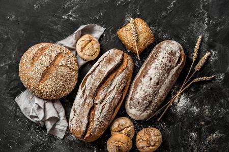 Für den einen oder anderen gehören Brot, Kuchen und Co. gekühlt. Doch das ist keineswegs eine optimale Aufbewahrung, denn oh...