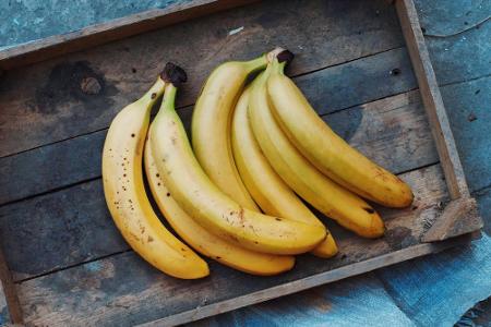 Auch Bananen gehören auf keinen Fall in den Kühlschrank. Dort bekommt das Obst schnell braune Flecken, da die Kälte das Zell...