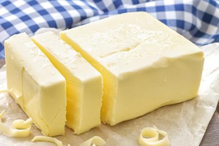 Butter kann sich schnell verfärben und ranzig werden. Friert man sie in kleinen Scheiben ein, kann sie stückweise zum Kochen...