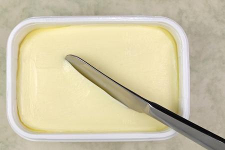 Ähnlich wie Butter kann auch Margarine eingefroren werden. Das gilt jedoch nur für Vollfett-Margarine.