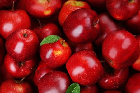 Eingefrorene Äpfel verlieren ihre Festigkeit. Sie eignen sich daher vor allem für Kuchen oder Mus.
