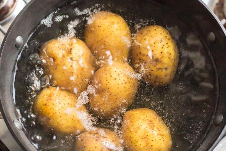 Rohe Kartoffeln dürfen nicht in den Gefrierschrank, gekocht jedoch sehr wohl. Dafür das zubereitete Kartoffelprodukt in Port...
