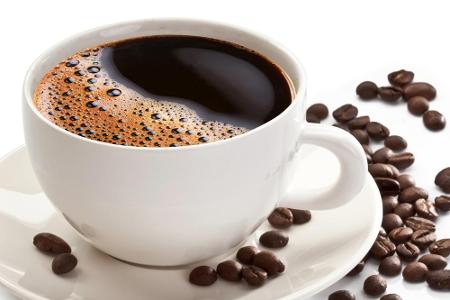 So einfach lässt sich Eiskaffee zubereiten: Einfach den kalten Kaffee in Eiswürfelformen gießen und einfrieren. Bei Bedarf d...