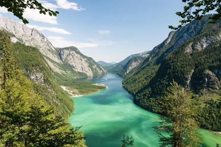 Der Watzmann (2.713 m) thront über dem Berchtesgadener Land, durch das sich auch der Königssee schlängelt. Im Nationalpark d...