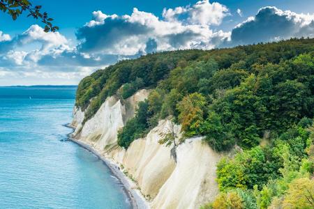 Wir bleiben im Norden und bestaunen die Kreideküsten im Nationalpark Jasmund. Dieser liegt auf der gleichnamigen Halbinsel i...