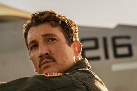 Miles Teller (32) schlüpft in den Fluganzug von Bradley 