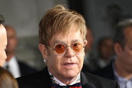 Elton John (70) hatte mehrere Immobilien auf der ganzen Welt. Diese zogen ihn letztendlich in den Schuldensumpf. 2002 war de...