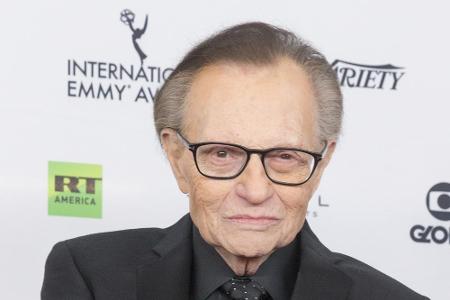 Auch Larry King reiht sich in die Liste der Stars ein, die schon einmal bankrott waren. Bei dem 84-jährigen war es 1978 der ...