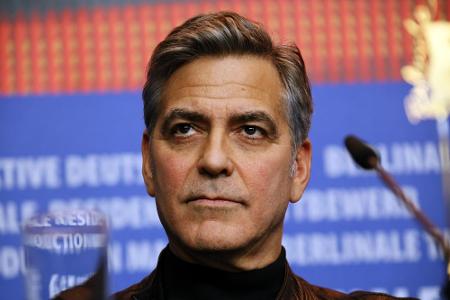 Clooney schlug zurück - und zwar anscheinend so hart, dass Crowe ihm später ein Buch mit Gedichten und eine CD mit seiner Mu...