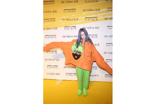 …führte die Musik-Rebellin 2018 beim Yellow Ball in New York City vor. Die Farbe ging allerdings unter der XXXXXL-Jacke mit ...