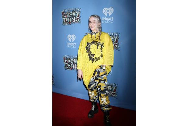 …Look von 2017. Nicht etwa wegen des Outfits, das mit seinem Neongelb durchaus zu Billie passt. Ungewöhnlich ist vielmehr da...