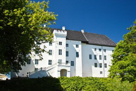 Es ist 800 Jahre alt und verflucht: Schloss Dragsholm in Dänemark sieht im Sonnenlicht wunderschön aus, doch sobald es dunke...