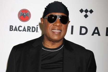 Stevie Wonder (67) überzeugt weniger mit Idealgewicht, dafür mehr mit seiner Stimme.