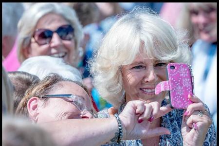 ...wird Camilla bei öffentlichen Auftritten bejubelt, Fans der royalen Familie reißen sich darum, ein Selfie mit ihr schieße...