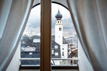 Blick aus dem Post Hotel: Die Pfarrkirche zum Heiligen Michael. Erbaut im 12. Jahrhundert und später barockisiert