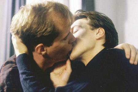 Liebe unter Männern: Der erste Kuss von Carsten Flöter (Georg Uecker) und Robert Engel (Martin Armknecht).