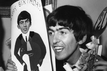 1997 wurde Paul McCartney zum Ritter geschlagen. Als Beatles-Kollege George Harrison (Bild) drei Jahre später den niederen T...