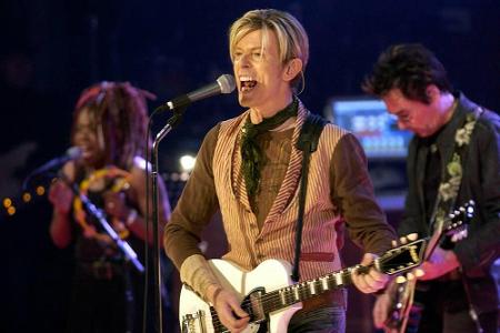 Weil es in der Nachkriegszeit nicht genügend Linkshänder-Gitarren gab, brachte David Bowie sich bei, mit der rechten Seite z...