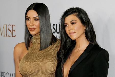 Kim Kardashian West (l.) und Schwester Kourtney Kardashian bei einem Event.