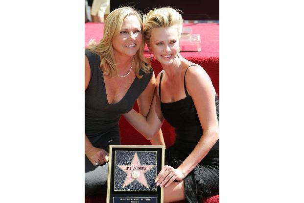 ...zur Folge, dass die südafrikanische Schönheit 2005 einen eigenen Stern auf dem Hollywood Walk of Fame erhielt. An ihrer S...