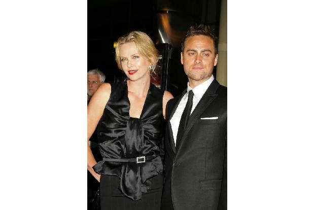 ...Charlize mit Stuart Townsend zusammen. Den irischen Schauspieler hatte sie am Set von 'Trapped' kennen gelernt. Sieben Ja...