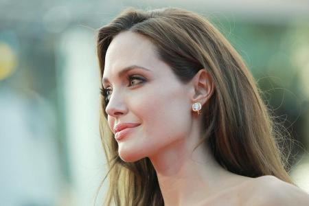 2016 reichte Angelina Jolie die Scheidung von Brad Pitt ein. Seitdem ist sie Single.