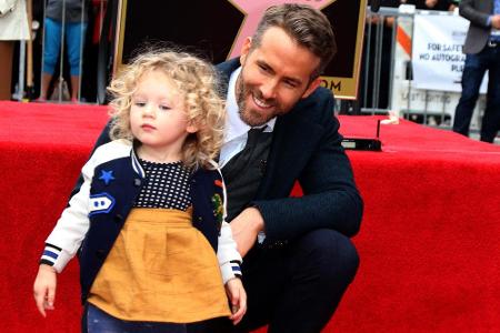 Auf dem roten Teppich zeigen sich die wenigsten Stars mit ihrem Nachwuchs - wie hier überraschend Ryan Reynolds (41) mit Töc... Auf dem roten Teppich zeigen sich die wenigsten Stars mit ihrem Nachwuchs - wie hier überraschend Ryan Reynolds (41) mit Töc...