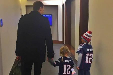 Zum Dahinschmelzen: Football-Star Tom Brady (40) mit seinen Kindern Vivan (4) und Benjamin (7). Mama Gisele Bündchen (37) dr...
