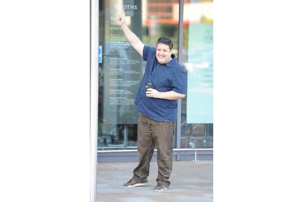 2005 nahm der britische Comedian Peter Kay mit vielen illustren Stars aus dem Showbusiness Tony Christies 'Is This the Way t...